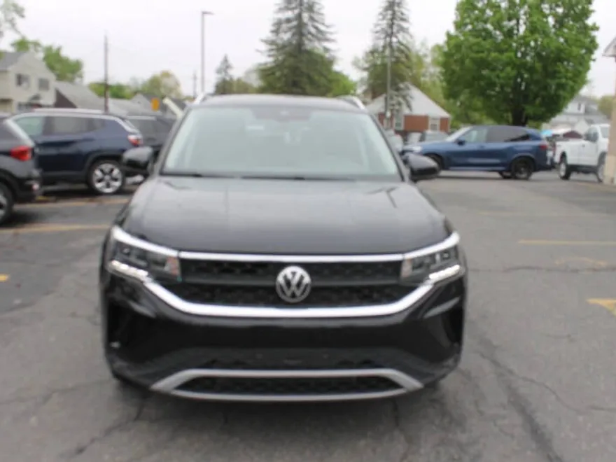2022 Volkswagen Taos SE photo 1