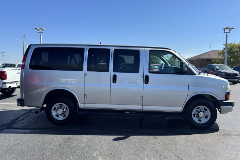 2012 Chevrolet Express Passenger photo 1