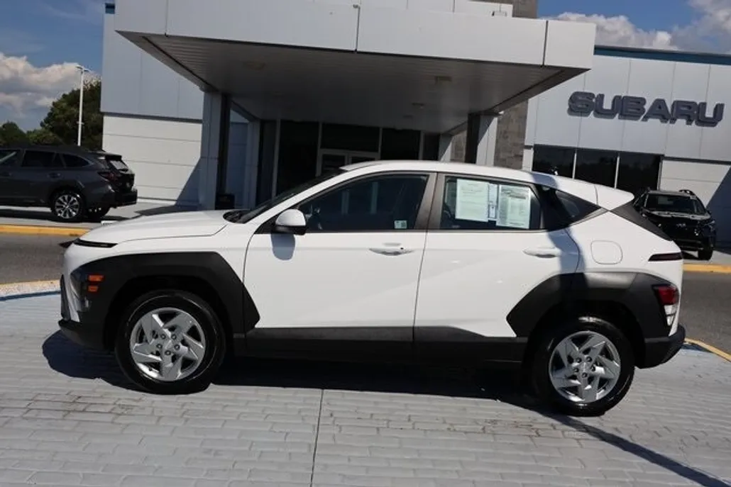 2024 Hyundai Kona SE photo 1
