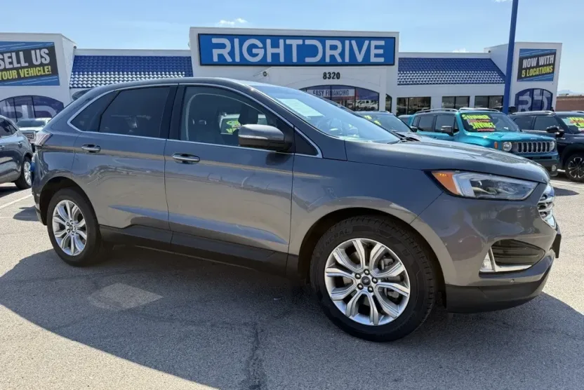 2022 Ford Edge Titanium photo 1