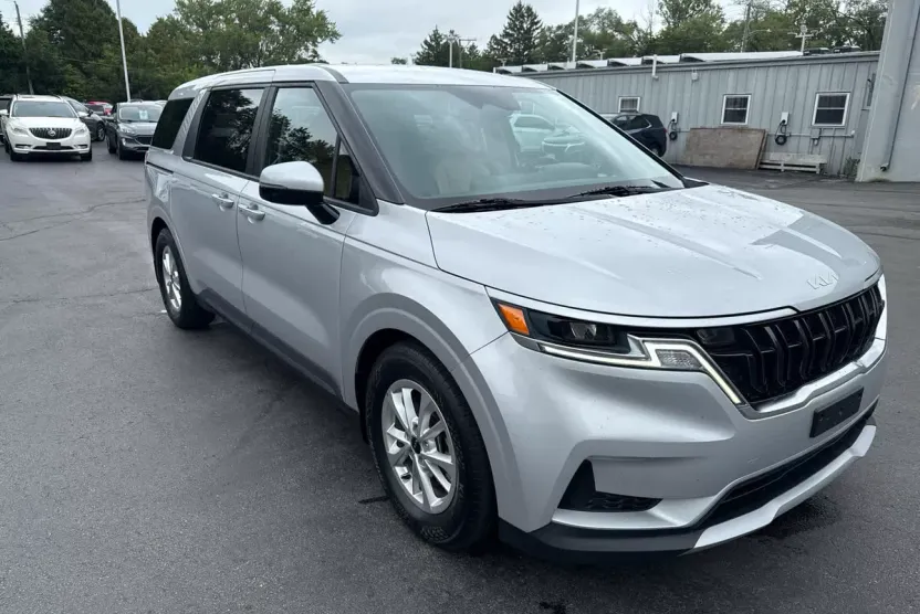 2022 Kia Carnival LXS photo 1
