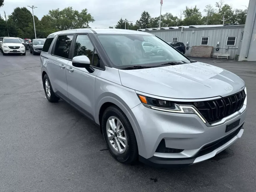 2022 Kia Carnival LXS photo 1