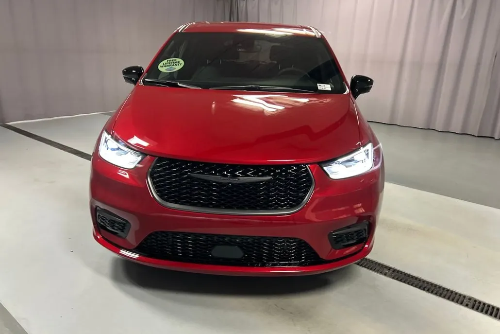 2026 Chrysler Pacifica photo 1