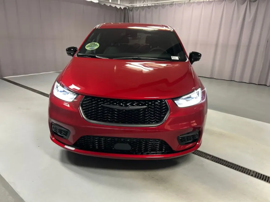 2026 Chrysler Pacifica photo 1