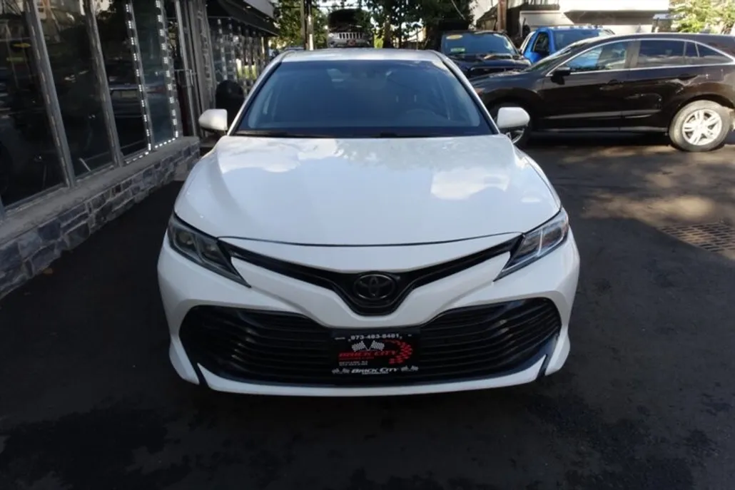 2018 Toyota Camry LE photo 1