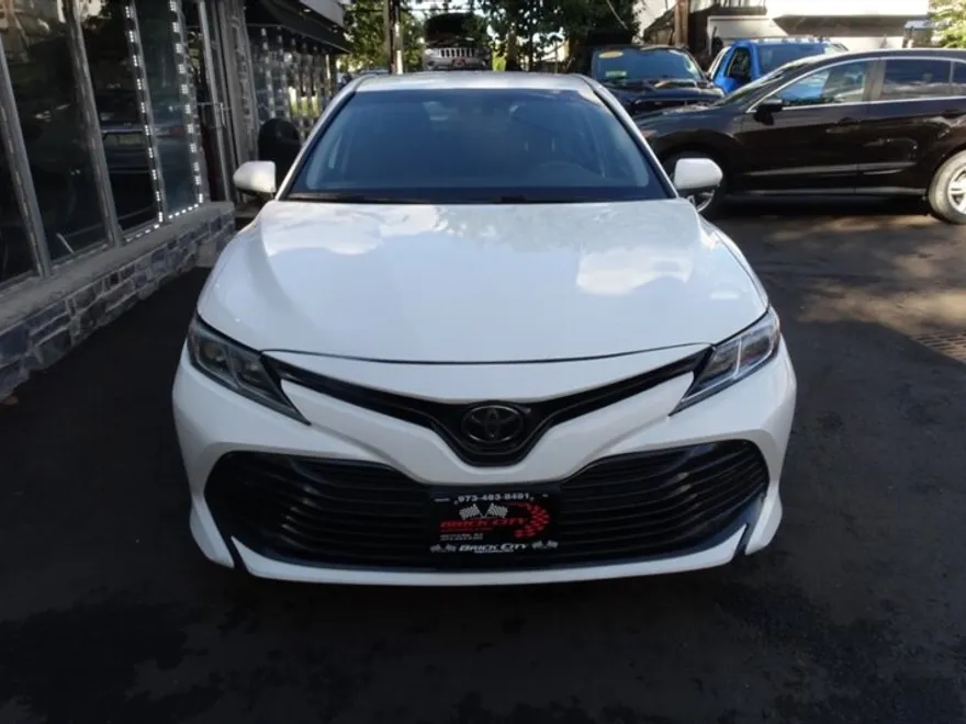 2018 Toyota Camry LE photo 1