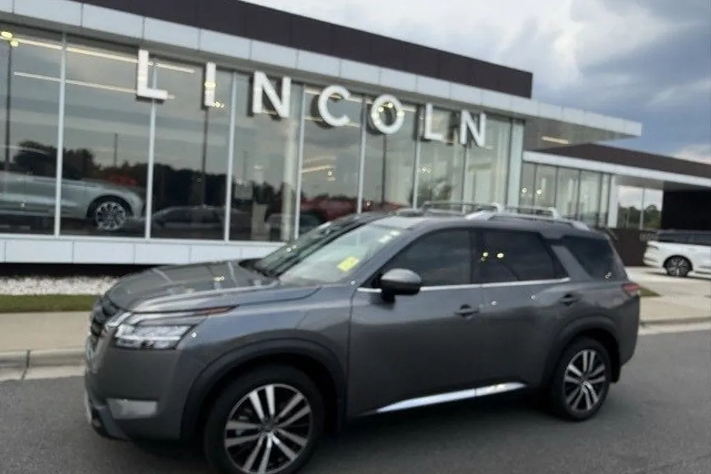 2024 Nissan Pathfinder Platinum photo 1