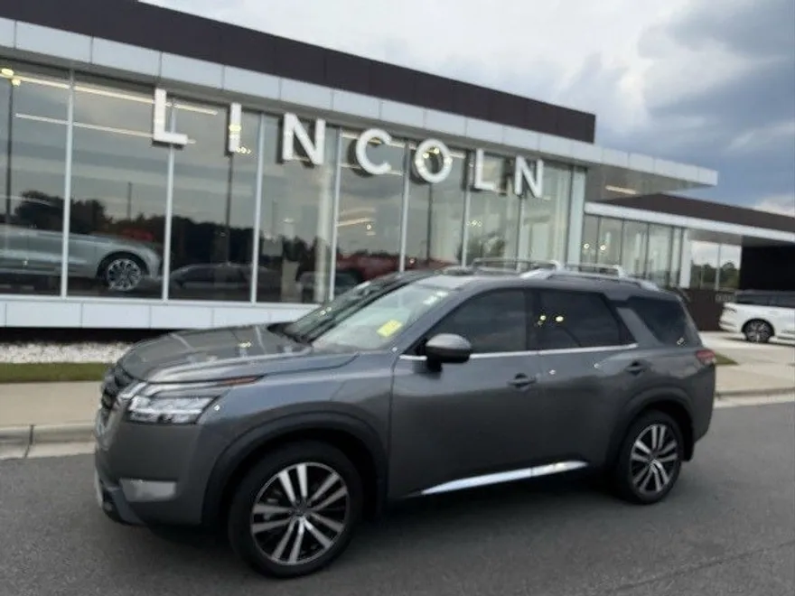 2024 Nissan Pathfinder Platinum photo 1