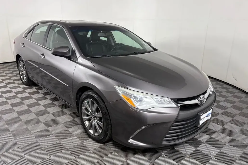 2015 Toyota Camry XLE V6 photo 1