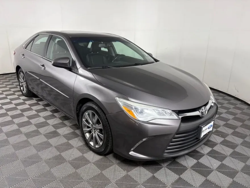 2015 Toyota Camry XLE V6 photo 1