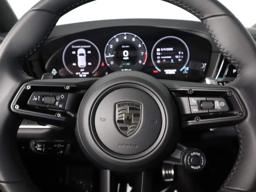 2025 Porsche Cayenne Turbo E-Hybrid photo 16