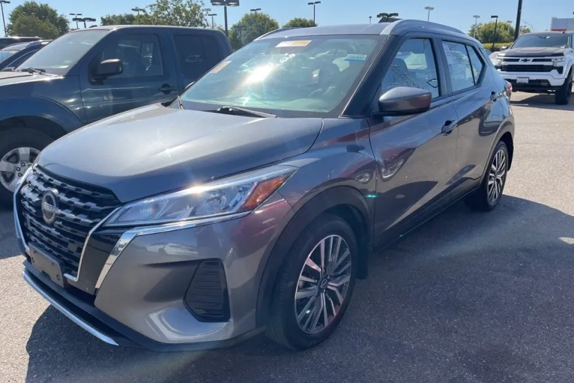 2022 Nissan Kicks SV photo 1