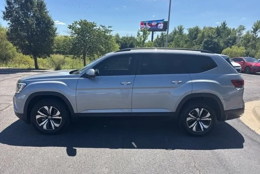 2024 Volkswagen Atlas SE photo 1