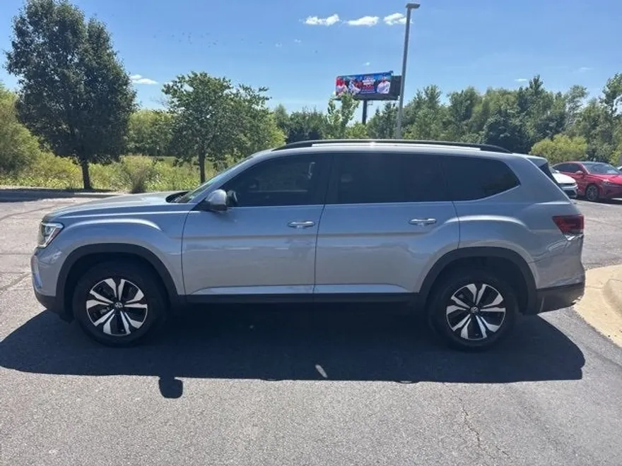2024 Volkswagen Atlas SE photo 1