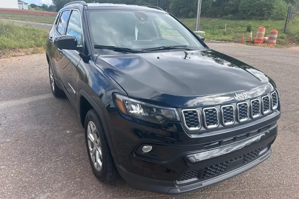 2024 Jeep Compass Latitude photo 1