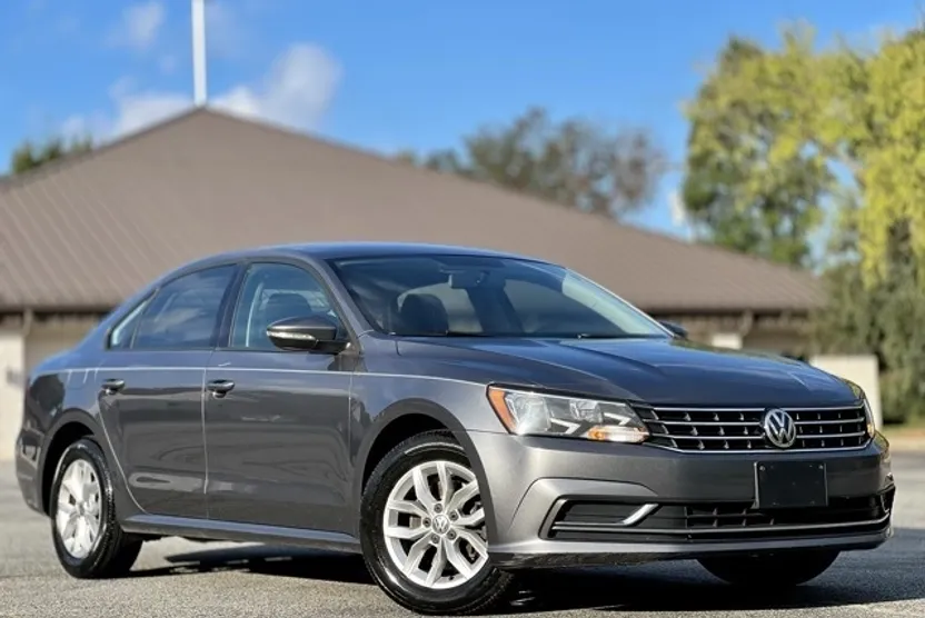 2018 Volkswagen Passat 2.0T S photo 1