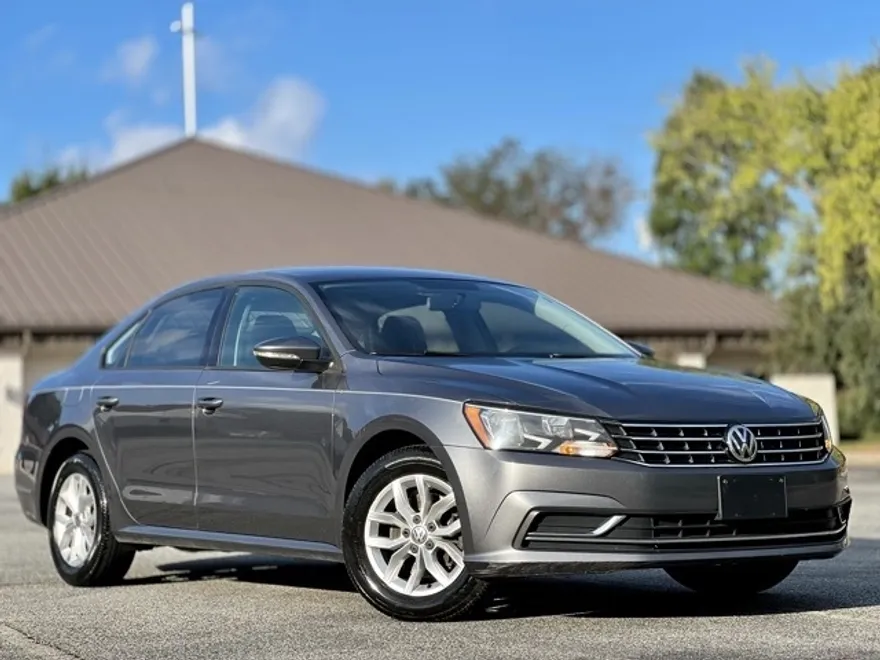2018 Volkswagen Passat 2.0T S photo 1