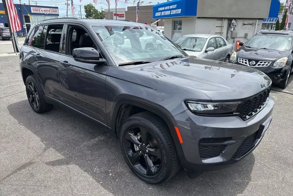 2023 Jeep Grand Cherokee Altitude photo 1
