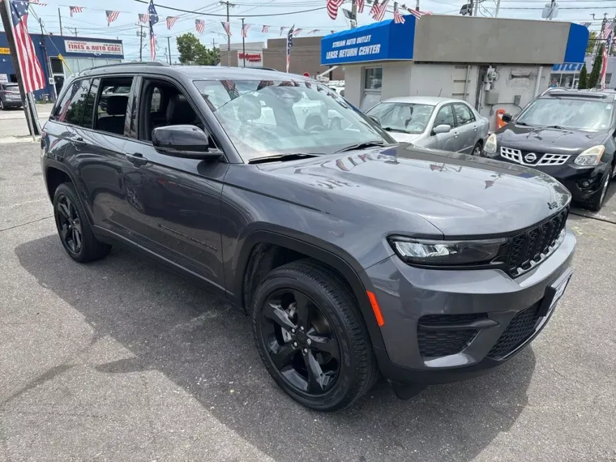 2023 Jeep Grand Cherokee Altitude photo 1