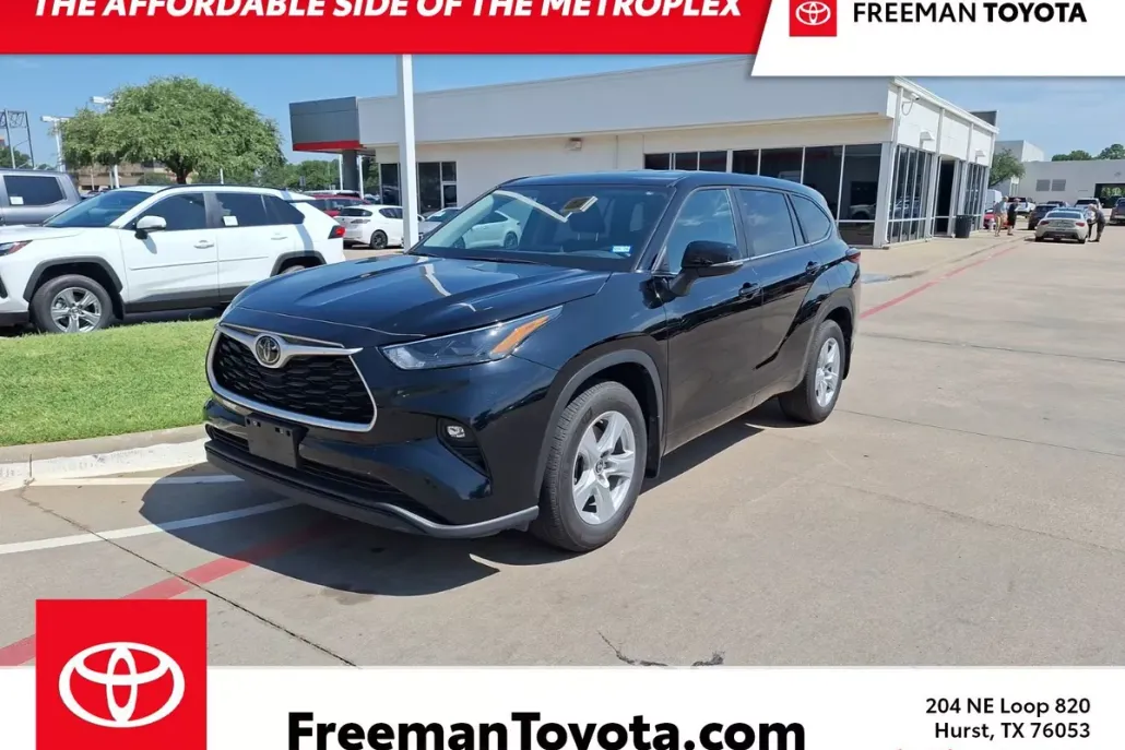 2024 Toyota Highlander LE photo 1