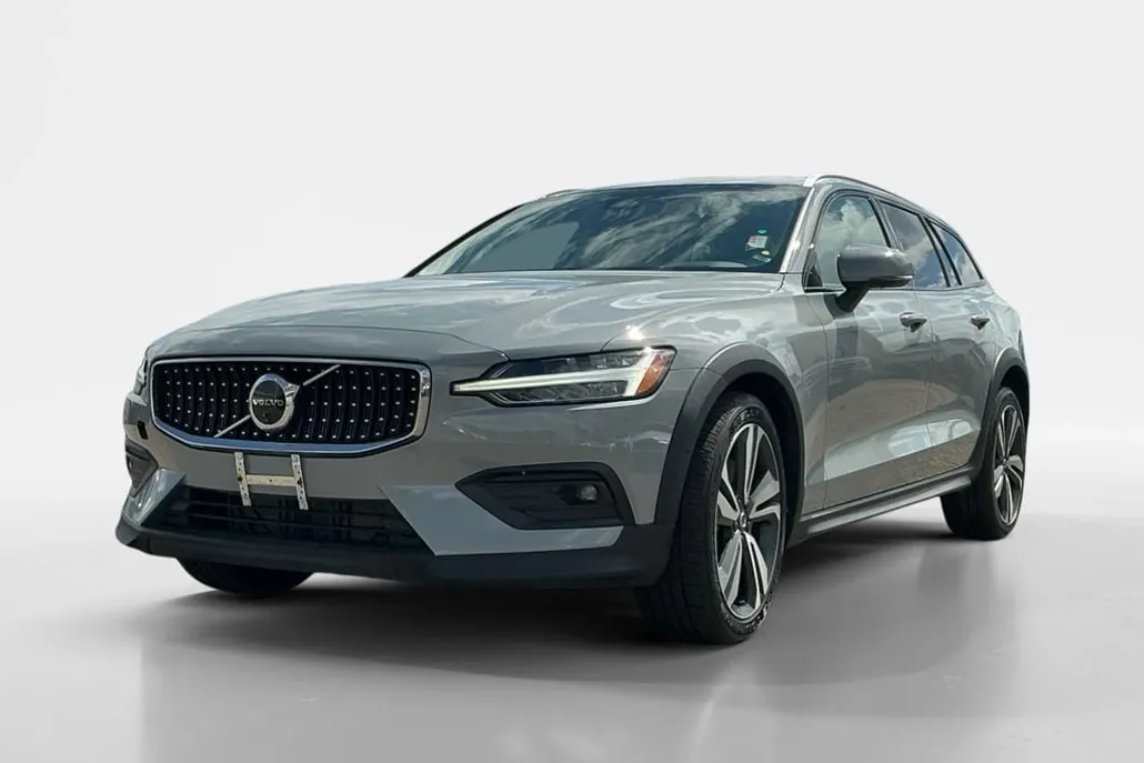 2024 Volvo V60 Cross Country B5 Plus photo 1