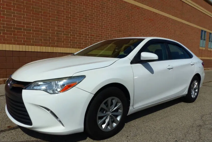 2016 Toyota Camry LE photo 1