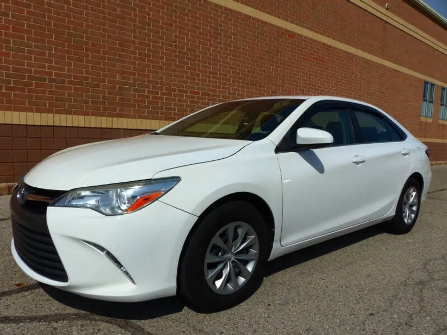 2016 Toyota Camry LE photo 1