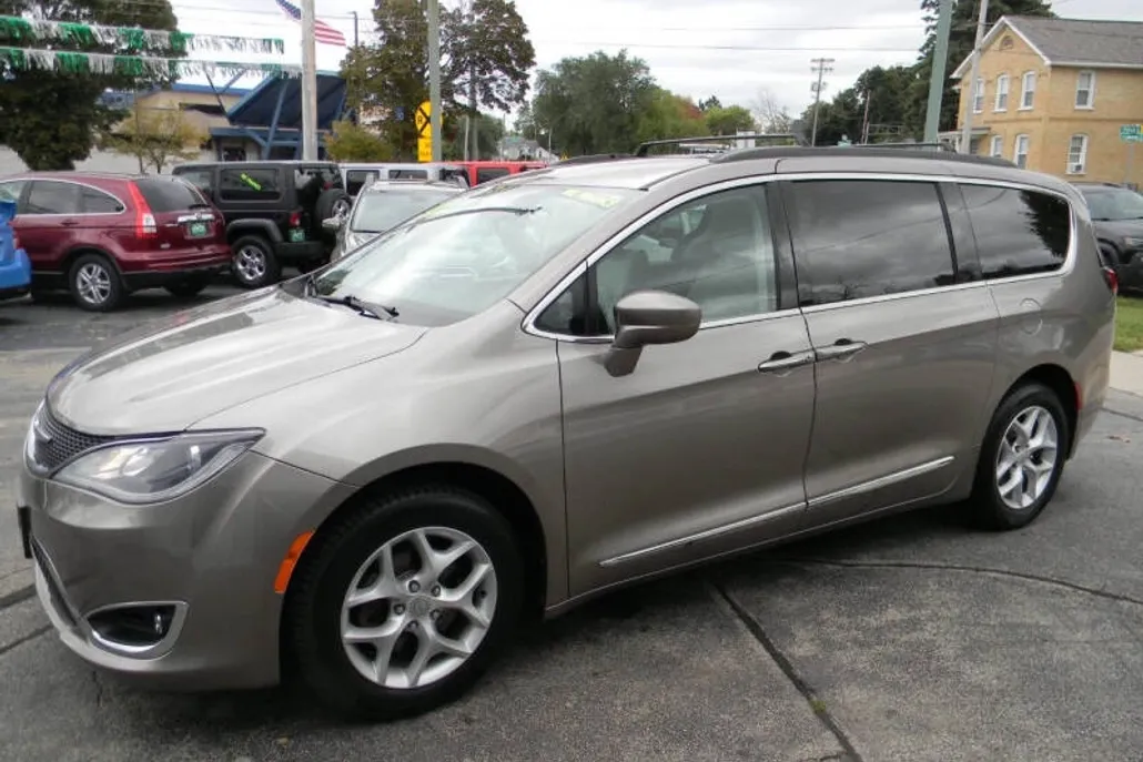 2017 Chrysler Pacifica Touring L photo 1