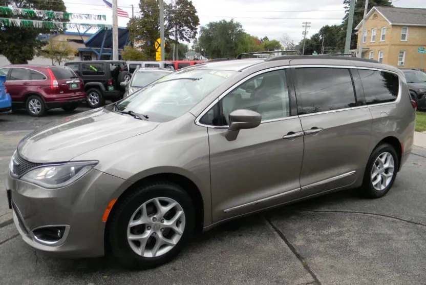 2017 Chrysler Pacifica Touring L photo 1