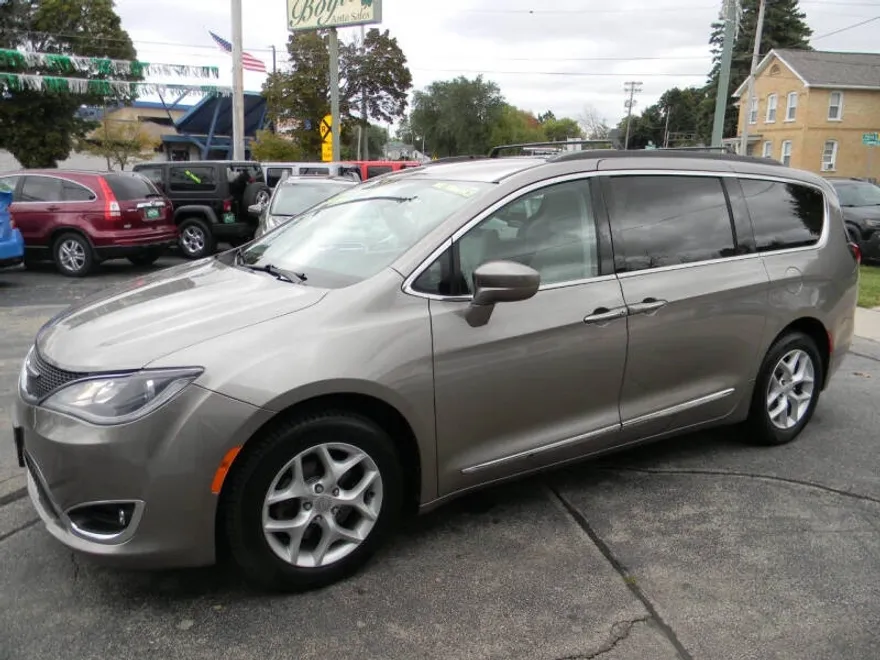 2017 Chrysler Pacifica Touring L photo 1