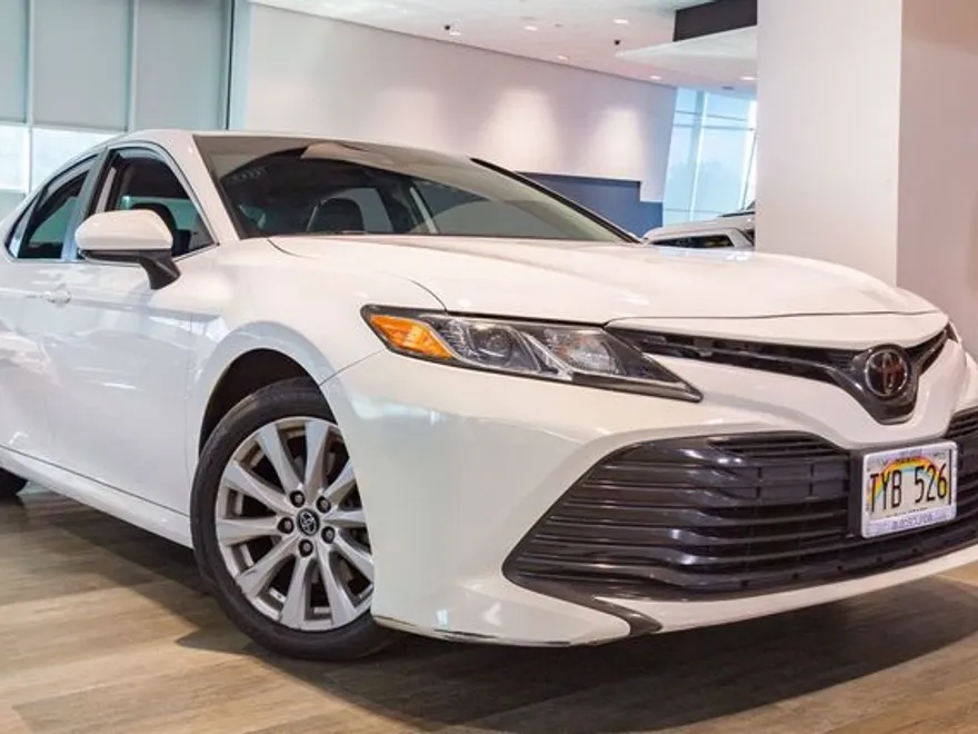 2020 Toyota Camry LE photo 1