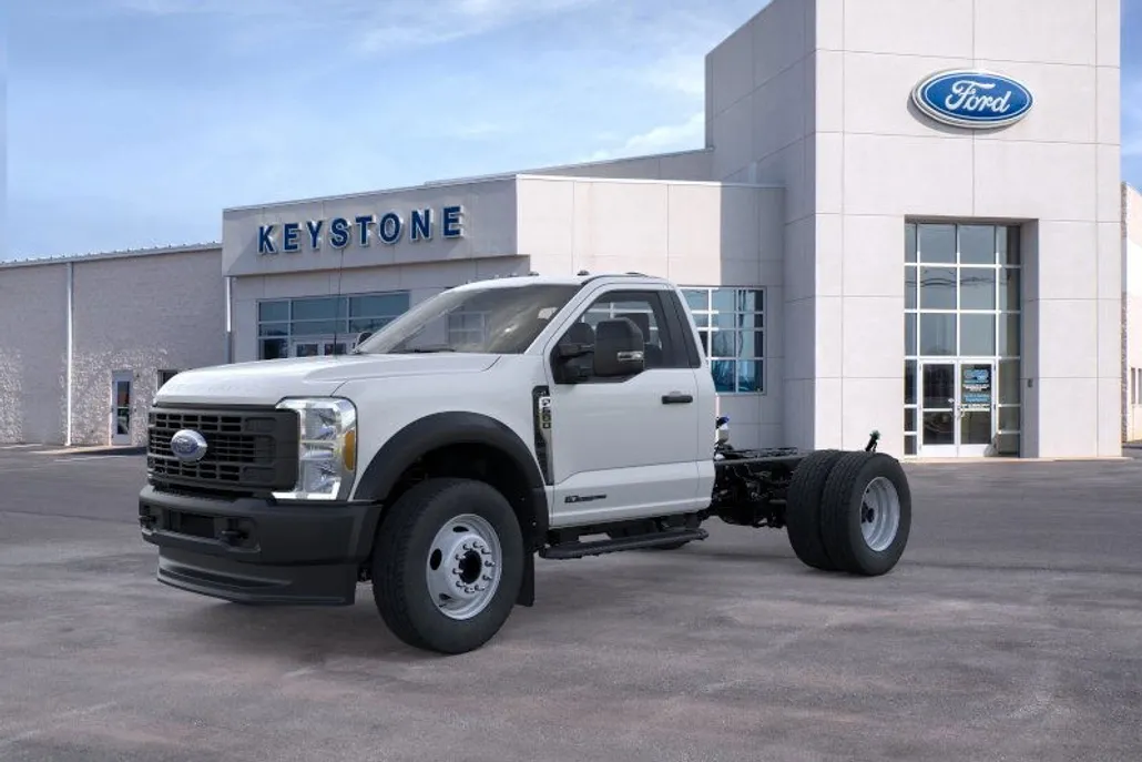 2025 Ford F-600 photo 1