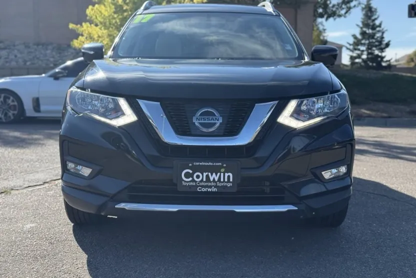 2017 Nissan Rogue SV photo 1