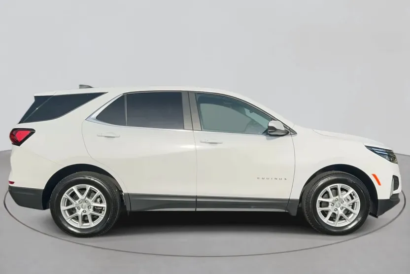 2024 Chevrolet Equinox LT photo 1