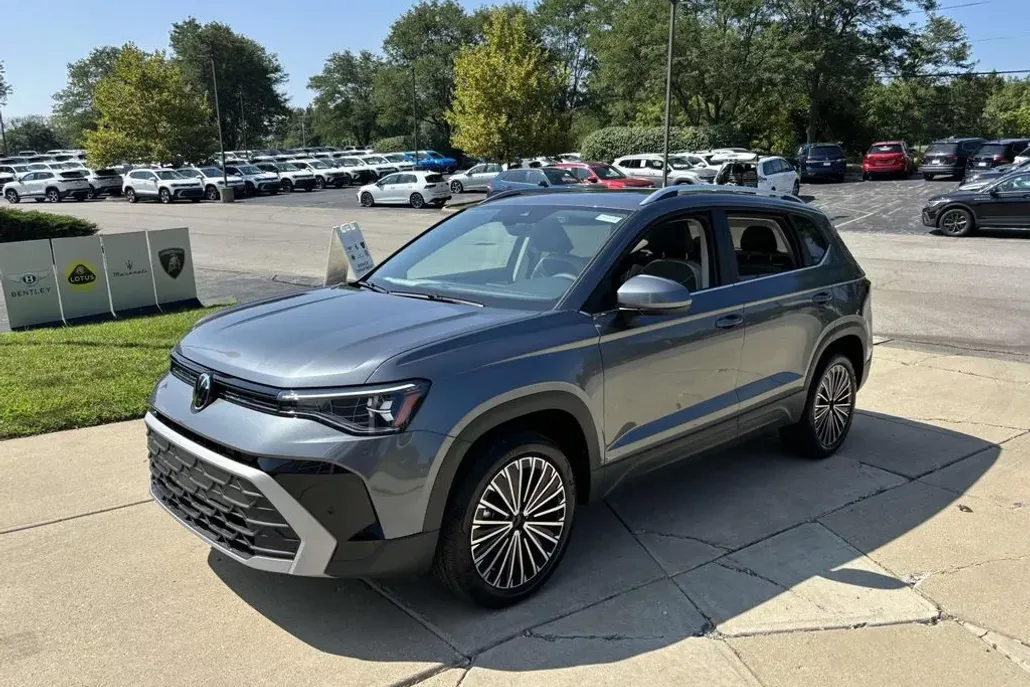 2025 Volkswagen Taos SE photo 1