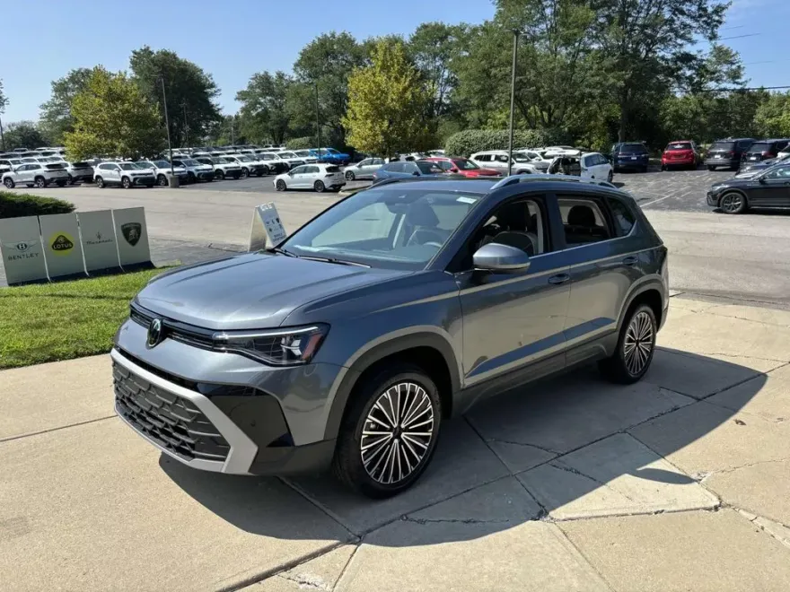 2025 Volkswagen Taos SE photo 1