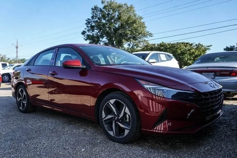 2023 Hyundai Elantra SEL photo 1