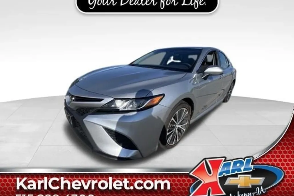 2018 Toyota Camry SE photo 1