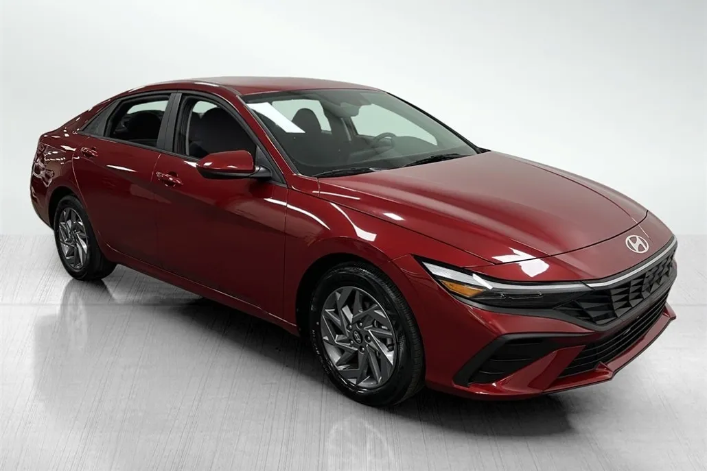 2024 Hyundai Elantra SEL photo 1