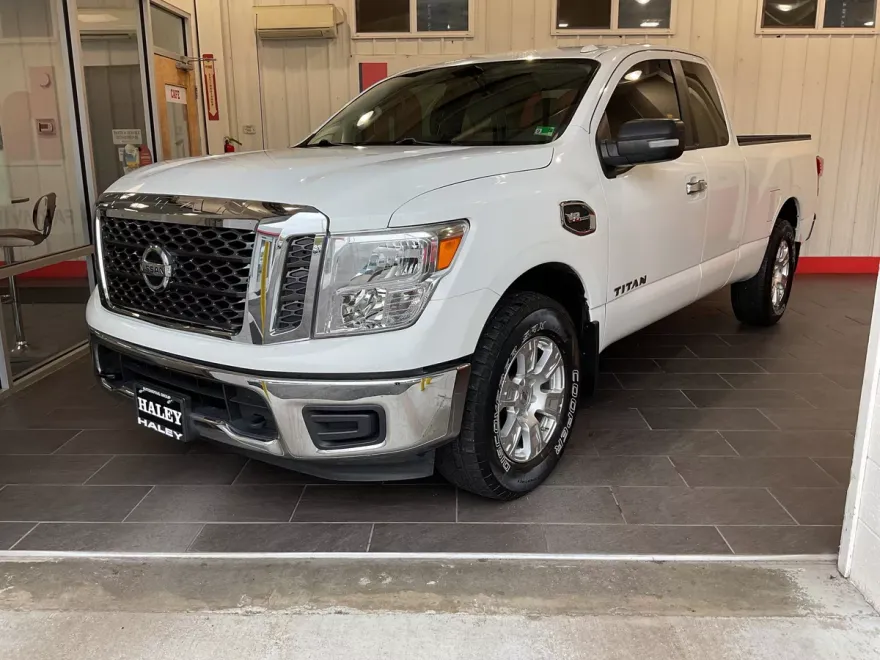 2017 Nissan Titan SV photo 1