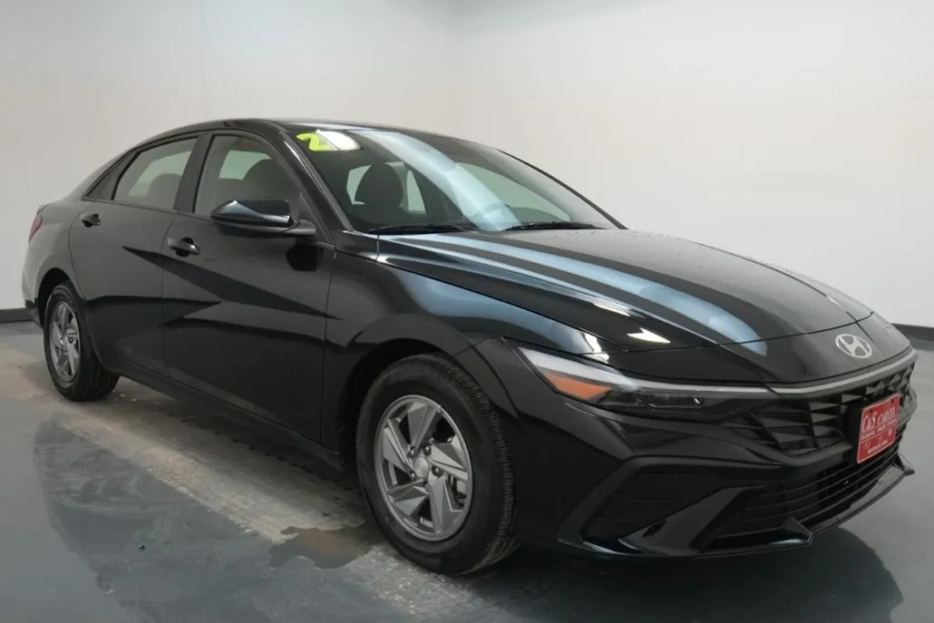 2024 Hyundai Elantra SE photo 1