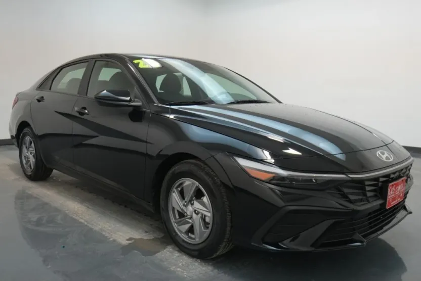 2024 Hyundai Elantra SE photo 1