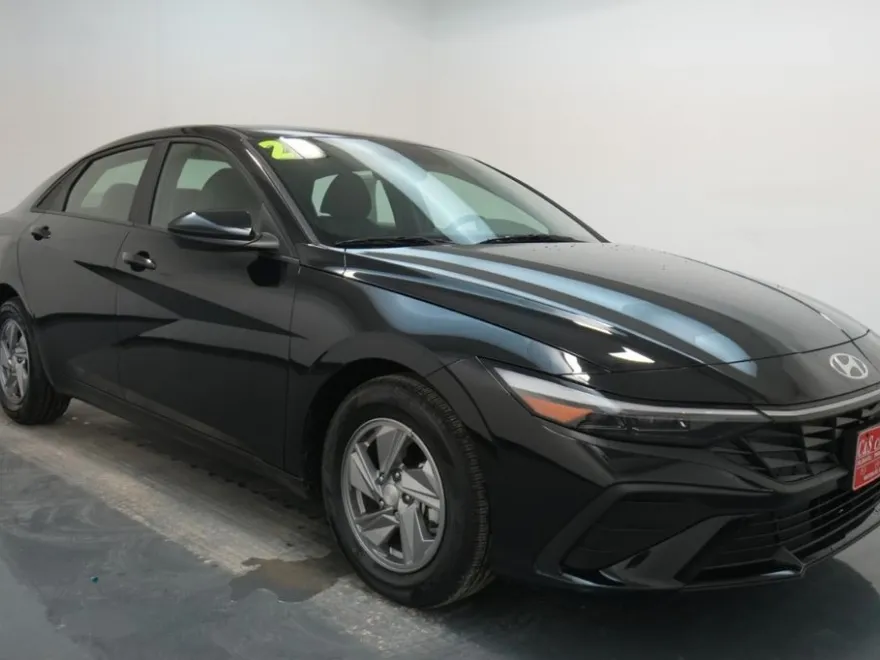 2024 Hyundai Elantra SE photo 1