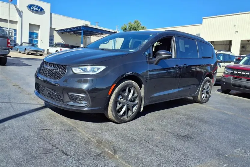 2022 Chrysler Pacifica Limited photo 1