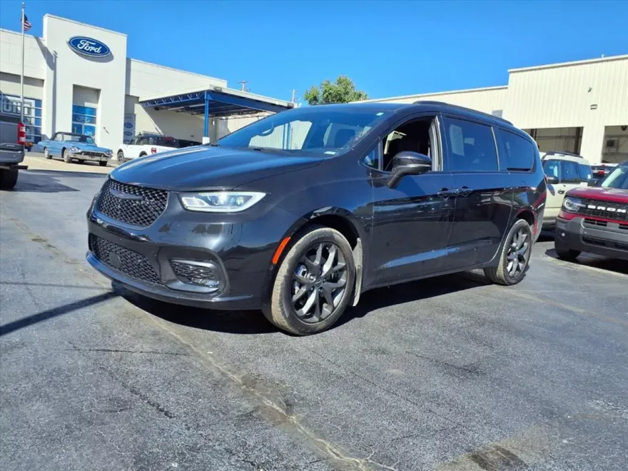 2022 Chrysler Pacifica Limited photo 1