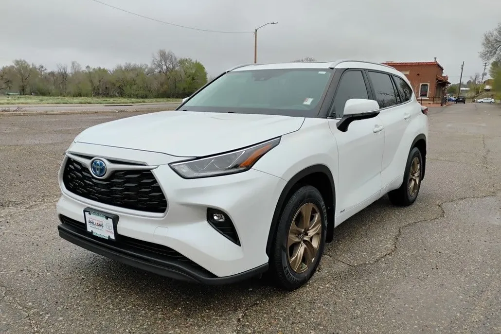 2023 Toyota Highlander Hybrid Bronze Edition photo 1
