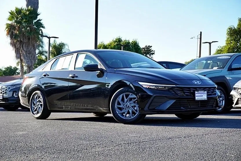 2024 Hyundai Elantra SEL photo 1