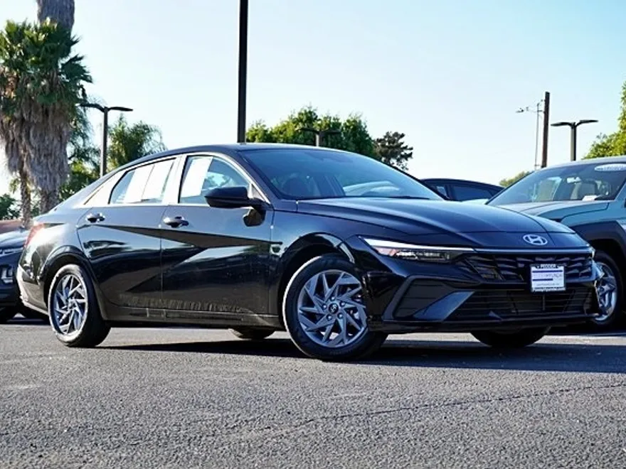 2024 Hyundai Elantra SEL photo 1