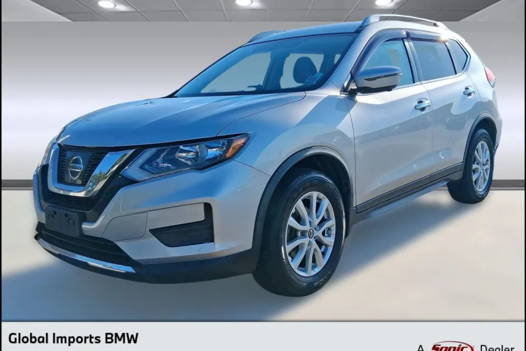 2017 Nissan Rogue SV photo 1