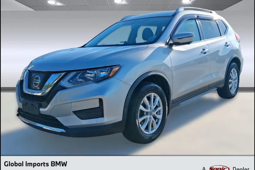 2017 Nissan Rogue SV photo 1